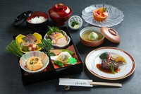 富貴野ランチ人気No.1！「季節の天ぷら」「お造り」「和風ミニステーキ」の豪華メイン3品付き。さらにデザート、コーヒーまで付いた大満足なメニューです。ホテル最上階の解放感ある空間とともにお楽しみ下さい。