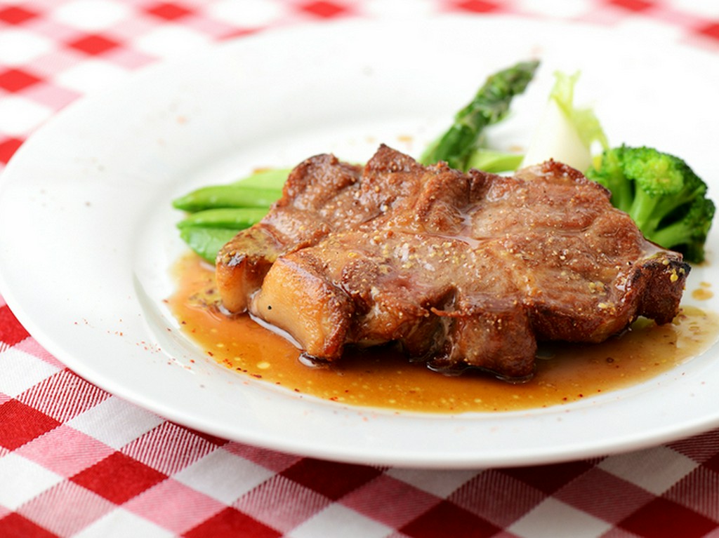 前菜とメイン料理、デザートをそれぞれお好きな物を数種類の中よりお選び頂くコースです