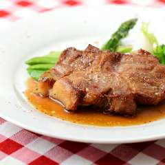 前菜とメイン料理、デザートをそれぞれお好きな物を数種類の中よりお選び頂くコースです