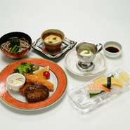 ハンバーグ、海老フライ、唐揚げ、クリームコロッケ、グラタン、お寿司（たまご、むしえび）ミニ蕎麦又はミニうどん付き