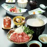 鮮やかな霜降り、とろけるような舌ざわり、広がる風味と三拍子そろった前沢牛。ブランド牛を贅沢にしゃぶしゃぶ又はすき焼きでいただける会席です。ボリュームもあり、一度に配膳されるので男性にも人気です。