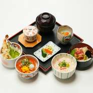 小鉢、茶碗蒸し、選べるミニ丼2種（トマト丼、天丼、蟹餡掛け丼、ちらし鮨の4種類から選べます）、香物、味噌汁