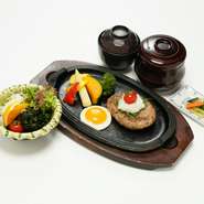 全国でトップクラスの質を誇る前沢牛も使用されたハンバーグは、牛肉100％で肉のうま味を堪能できます。
※御飯は白米・五穀米よりお選びいただけます