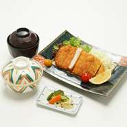 奥州胆沢産のブランド豚「地養豚」を使用。柔らかく甘みのある肉を生パン粉で丁寧に包みじっくり揚げた一品。甘い脂、強いうま味を堪能できます。御飯、味噌汁、香物付き