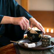 伝統的な茶懐石の料理と、お茶を店主自ら振る舞う『茶懐石コース』。日本の伝統的な世界をカジュアルに楽しめるコースとして用意され、インバウンドのお客様からも絶賛されています。
