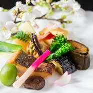 春夏秋冬、色彩豊かな旬の食材を使った季節の逸品。それを更に美しく彩るのが、純白の釉薬を纏ったアスティエ・ド・ヴィラットの器たちです。凛とした存在感を放つ、純白の釉薬を纏った陶器です。