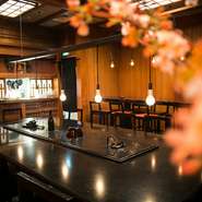 表参道駅から徒歩圏内。街の賑やかさとは異なる、静かな隠れ家のような和食店です。恋人や友人の記念日や家族の誕生日など、心地の良い雰囲気の中で祝いの席はいかが。