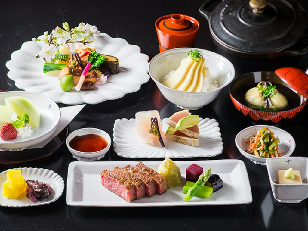 旬の食材が豊富に盛り込まれている『料理長特選 旬 - seasonal- 懐石コース』