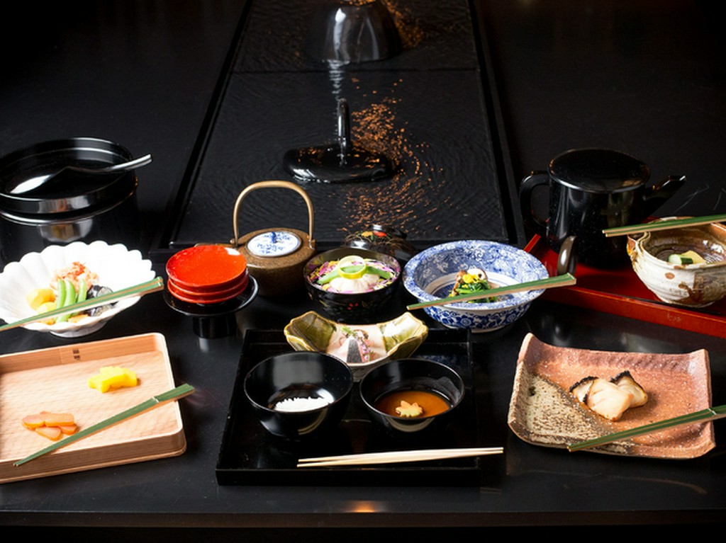 伝統的な茶懐石の料理と、お茶を店主自ら振る舞う『料理長特選 禅 -ZEN - 茶懐石コース』