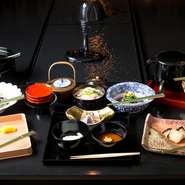 インバウンドのお客様から人気ナンバーワン。伝統的な茶懐石の料理と、お茶を店主自ら振る舞うコースです。日本の伝統的な世界をカジュアルに楽しめるコースとして用意されています。