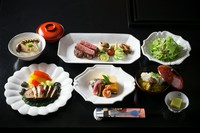 旬の食材の奥深い味わいと彩りを存分にお楽しみ頂ける料理長特選の懐石コースです。