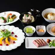 季節の移ろいを表現した懐石料理。旬の食材が豊富に盛り込まれている一番人気の懐石コースです。