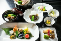 気軽に懐石料理を楽しみたい方に人気のコースです。
コース名の由来は、当店の内装を手掛けたフランス人芸術家Ante Vojnovic氏に敬意を表しています。