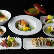 動物性原材料を一切使用せず、身体に優しい旬の食材や調味料のみで仕上げています。海外からの旅行者をはじめ、国内外のベジタリアンやヴィーガンの方も安心して楽しめる内容となっています。