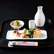 旬の食材に一手間かけた酒の肴に、その日ペアリングされた日本酒二合のセット。事前の予約は不要、一見さん歓迎、十食限定晩酌セットです。仕事終わりのひとときにオススメです。*19時までのご入店の場合3,300円