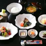 伝統的な醤油は原料に小麦を使用しておりますが、長期熟成過程でグルテン成分はほぼ検出されなくなります。
重度の小麦アレルギーの方は ”グルテンフリー調味料希望”とご記入の上２営業日前までに御予約ください。