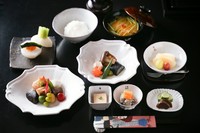 伝統的な醤油は原料に小麦を使用しておりますが、長期熟成過程でグルテン成分はほぼ検出されなくなります。
重度の小麦アレルギーの方は ”グルテンフリー調味料希望”とご記入の上２営業日前までに御予約ください。