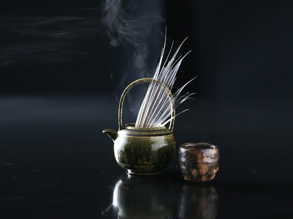 その香りや旨みを味わう。旬の魚のエキスが酒に溶け込み、絶妙な味わいに『骨酒』