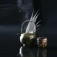 旬の魚のエキスが酒に溶け込み、絶妙の味わいが楽しめる『骨酒』。旬魚ならではの香りや旨みを堪能できます。なお、時季により骨酒の魚は変わります。ご了承下さい。
