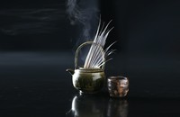 旬の魚のエキスが酒に溶け込み、絶妙の味わいが楽しめる『骨酒』。旬魚ならではの香りや旨みを堪能できます。なお、時季により骨酒の魚は変わります。ご了承下さい。

