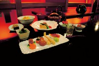 季節の移ろいを表現する懐石料理。旬の食材が豊富に盛り込まれている、
料理長おすすめランチ限定懐石コースです。
夜のコースよりも気軽に懐石料理をお楽しみいただけるコースです。
※写真はイメージです。