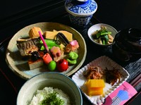旬の食材から栄養補給を（茶碗蒸し付き）
あっさりした和食ランチをご希望の方へおすすめです。
当店自慢の味をお楽しみください。
※写真はイメージです。