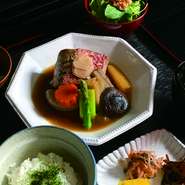 旬の魚を丁寧に炊き上げております。
※写真はイメージです。