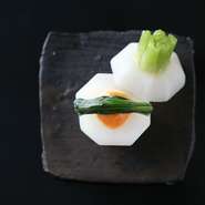 懐石コースのはじめに 旬野菜のお浸し