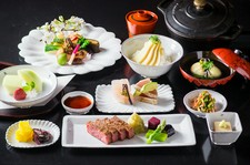 季節の移ろいを表現した料理長特選の懐石料理