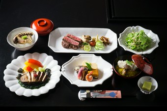 食材が持つ奥深い味わいと彩りを表現した料理長特選コース