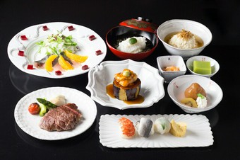 旬の食材が豊富に盛り込まれている一番人気のコース