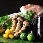 料理人による、これまで培った経験と人脈を活かした素材選びと、信頼のおける生産者から届く、旬の野菜や魚介類。厳選された素材のおいしさを最大限引き出し、大地の恵みを存分に味わえます。