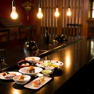 表参道駅から徒歩4分。骨董通り沿い、小原流会館の地下1階にあるのが【東京十月】です。厳選されたワインと全国の小さな酒造のおいしい日本酒、旬の食材にひと手間掛けた創作和食の店です。