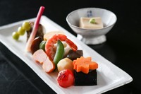 世界文化遺産に登録された和食をお手軽に･･･旬の食材にひと手間掛けた酒の肴セットです。
*写真はイメージです。