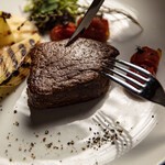 自慢の肉料理をお楽しみ頂ける『贅沢 肉コース』に『時間無制限たっぷり飲み放題』が付いたプランです。