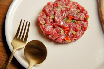 自信を持ってお届けする季節の食材をふんだんに使用した旬のコース料理です。