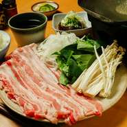 京都もち豚は、脂がとても甘く、サッパリしてます。
しゃぶしゃぶとの相性は抜群。
焼豚食堂　ぶたなかでは、ポン酢ではなく
香り高いお出汁でお召し上がり頂きます。

