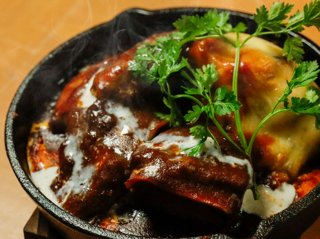 長時間煮込んだ　部位丸ごとタンシチュー