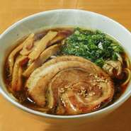 3種の醤油、豚骨と利尻昆布と鰹のWスープ
麺は、広島県のなか川製麺で別注
こだわりの油かすと自慢の焼豚