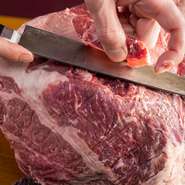 塊肉で仕入れるプライムビーフは、料理によって部位を使い分け