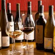 ソムリエが厳選したワインが約70種類ラインナップ