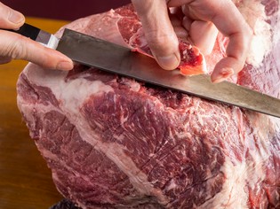 プライムビーフを塊肉で仕入れ、料理によって部位を使い分け