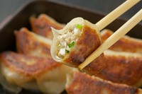 店内仕込み、生の状態にこだわった『くろがね名物！生餃子』
