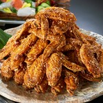 カリカリじゅわ～！肉汁がうまい手羽先唐揚げです。味は唐辛子スパイシー、新登場のたれ＆胡麻も人気です。