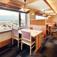 大阪を一望できるテーブル席。東には生駒山が眺められ、眼下には大阪の街が広がります。