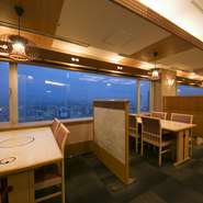 大阪を一望できるテーブル席。東には生駒山が眺められ、夜には美しい夜景が目を楽しませてくれます。