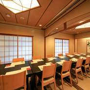 個室は二部屋ございます。人数に合わせて二部屋で最大16名様まで対応可能です。