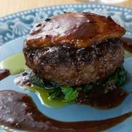 「フレンチ」×「京都牛」。フレンチテイストで仕上げる料理はどれも京都の食材。京都牛は京丹後・亀岡の美味しい水で育てられた黒毛和牛。繊維が大変細かくしっかりとした味で旨みたっぷりの甘みが特徴。

