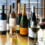 常時50種類以上、1400本のボトルワインを取り揃え、フランス、イタリアはもちろんチリやオーストラリア、ブルガリアなど幅広く取り揃えております！価格も2,000～円とリーズナブルにご用意しております。

