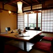 どの部屋も京の雰囲気を楽しめる、4～6名様まで利用いただける和個室や最大30名様までの大部屋もご用意しております！

